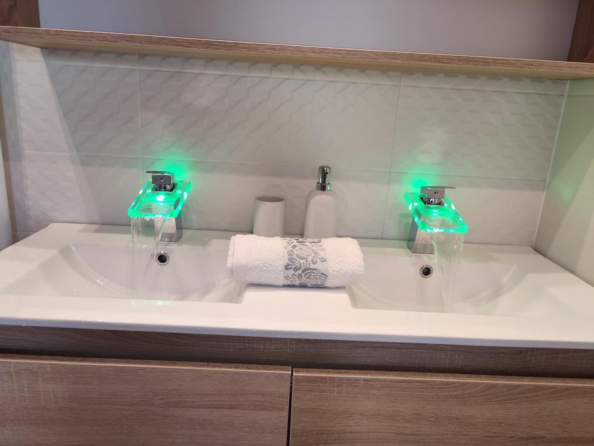 Gamma Apartmanok Es Jakuzzi 미슈콜츠 객실 사진
